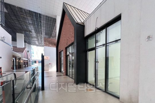 지난해 6월 입주를 시작한 경기 다산신도시 대형 지식산업센터 상가 공실 모습. 이미연기자